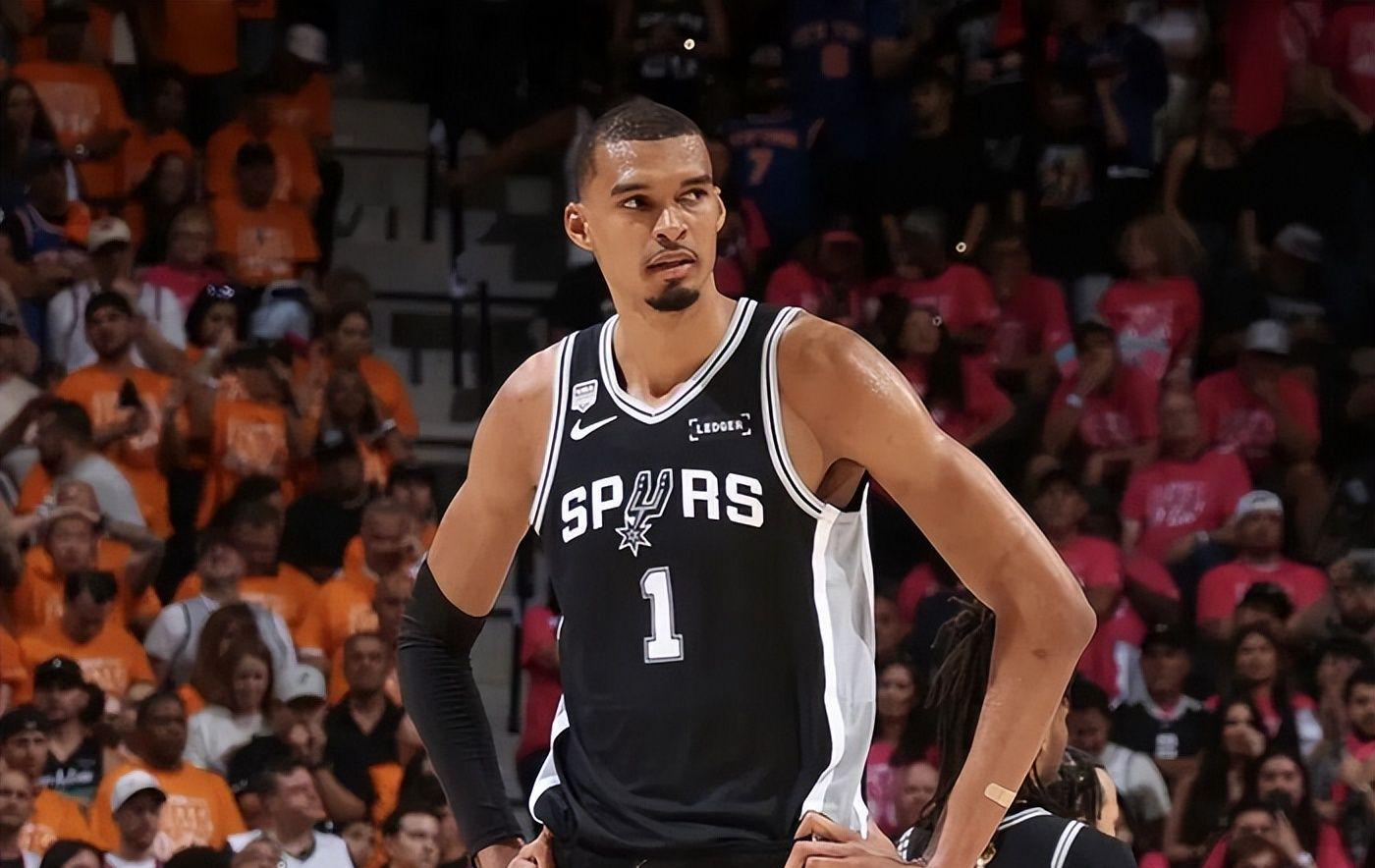 世界杯app下载-NBA总决赛G1大比分0-1！马刺完败尼克斯！文班亚马狂砍26分难救主